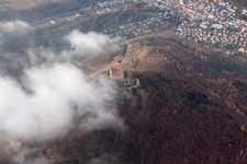 Photographie aérienne de Château de Trifels dans les nuages à Annweiler am Trifels dans le département Rhénanie-Palatinat, Allemagne