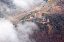 Vue aérienne de Le complexe du château de Reichsburg Trifels entouré par la forêt dans le brouillard à Annweiler am Trifels dans le département Rhénanie-Palatinat, Allemagne