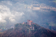 Photographie aérienne de Le complexe du château de Reichsburg Trifels entouré par la forêt dans le brouillard à Annweiler am Trifels dans le département Rhénanie-Palatinat, Allemagne