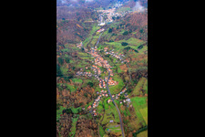 Vue aérienne de Village dans la forêt du Palatinat dans le Dernbachtal depuis le sud à Dernbach dans le département Rhénanie-Palatinat, Allemagne