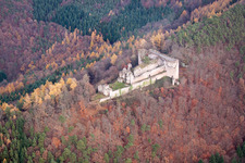 Vue aérienne de Ruines et vestiges des murs de l'ancien complexe du château et de la forteresse de Neuscharfeneck dans la forêt automnale à Flemlingen dans le département Rhénanie-Palatinat, Allemagne