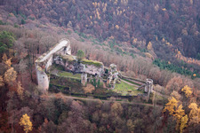 Vue aérienne de Ruines et vestiges des murs de l'ancien complexe du château à Ramberg dans le département Rhénanie-Palatinat, Allemagne