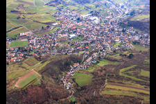 Vue aérienne de Vue de la ville depuis le nord à Albersweiler dans le département Rhénanie-Palatinat, Allemagne