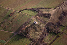 Vue aérienne de Petite chapelle de Kalmit à le quartier Ilbesheim in Ilbesheim bei Landau in der Pfalz dans le département Rhénanie-Palatinat, Allemagne