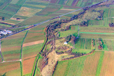 Vue aérienne de Chapelle « Kleine Kalmit » dans la réserve naturelle de Kleine Kalmit en hiver depuis le sud à le quartier Ilbesheim in Ilbesheim bei Landau in der Pfalz dans le département Rhénanie-Palatinat, Allemagne