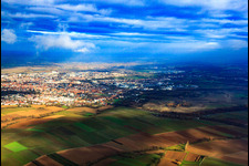 Vue aérienne de Vue d'ensemble de la ville en hiver depuis le sud à Landau in der Pfalz dans le département Rhénanie-Palatinat, Allemagne
