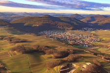 Vue aérienne de Village viticole en hiver entre les vignes nues du sud-est à Klingenmünster dans le département Rhénanie-Palatinat, Allemagne