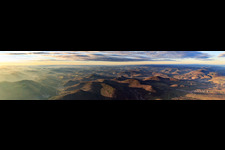 Vue aérienne de Perspective panoramique de la forêt du soir et du paysage de montagne du Haardtrand de la forêt du Palatinat à Leinsweiler dans le département Rhénanie-Palatinat, Allemagne