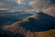 Vue oblique de Le complexe du château de Reichsburg Trifels entouré par la forêt à Annweiler am Trifels dans le département Rhénanie-Palatinat, Allemagne