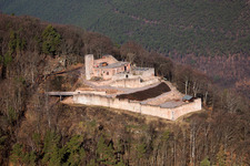 Vue aérienne de Ruines du château de Rietburg à le quartier Rhodt in Rhodt unter Rietburg dans le département Rhénanie-Palatinat, Allemagne