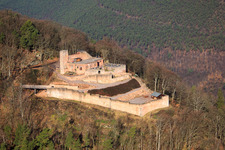 Vue aérienne de Ruines du château de Rietburg en hiver à le quartier Rhodt in Rhodt unter Rietburg dans le département Rhénanie-Palatinat, Allemagne