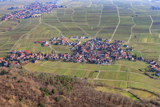 Vue aérienne de Vue du village viticole en hiver depuis l'ouest à le quartier Weyher in Weyher in der Pfalz dans le département Rhénanie-Palatinat, Allemagne