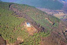 Image drone de Chapelle Sainte-Anne sur l'Annaberg à Burrweiler dans le département Rhénanie-Palatinat, Allemagne