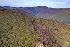 Vue aérienne de Cabane Sainte-Anne au-dessus de la chapelle Sainte-Anne sur l'Annaberg à Burrweiler dans le département Rhénanie-Palatinat, Allemagne