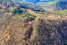 Vue aérienne de Ringelsberghütte au-dessus des falaises calcaires à Frankweiler dans le département Rhénanie-Palatinat, Allemagne