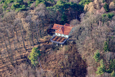 Photographie aérienne de Ringelsberghütte au-dessus des falaises calcaires à Frankweiler dans le département Rhénanie-Palatinat, Allemagne