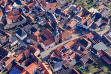 Vue aérienne de Église protestante Frankweiler à Weinstr à Frankweiler dans le département Rhénanie-Palatinat, Allemagne