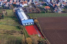 Vue aérienne de École primaire à le quartier Offenbach in Offenbach an der Queich dans le département Rhénanie-Palatinat, Allemagne