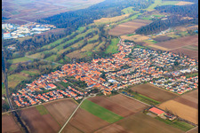 Vue aérienne de Vue d'ensemble du village en hiver depuis le sud à Steinweiler dans le département Rhénanie-Palatinat, Allemagne