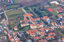 Vue aérienne de Fondation St. Paulus Herxheim et Centre de soutien Caritas St. Laurentius et Paulus à Herxheim bei Landau dans le département Rhénanie-Palatinat, Allemagne