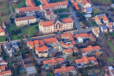 Vue aérienne de Fondation St. Paulus Herxheim et Centre de soutien Caritas St. Laurentius et Paulus à Herxheim bei Landau dans le département Rhénanie-Palatinat, Allemagne