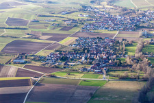Vue des rues et des maisons des quartiers résidentiels à le quartier Ingenheim in Billigheim-Ingenheim dans le département Rhénanie-Palatinat, Allemagne vue d'en haut