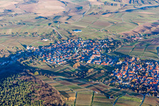 Vignobles et forêt en Rechtenbach à le quartier Rechtenbach in Schweigen-Rechtenbach dans le département Rhénanie-Palatinat, Allemagne d'en haut