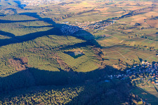 Vue aérienne de Terrain de football dans la forêt de SV Schweigen-Rechtenbach 1929 eV à le quartier Rechtenbach in Schweigen-Rechtenbach dans le département Rhénanie-Palatinat, Allemagne