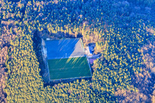 Vue aérienne de Terrain de football dans la forêt de SV Schweigen-Rechtenbach 1929 eV à le quartier Rechtenbach in Schweigen-Rechtenbach dans le département Rhénanie-Palatinat, Allemagne