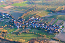 Vue aérienne de Vue du village depuis le nord-ouest en hiver à Hergersweiler dans le département Rhénanie-Palatinat, Allemagne