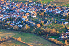 Vue aérienne de Cimetière et manifestation. Église à Winden dans le département Rhénanie-Palatinat, Allemagne