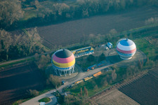 Vue aérienne de Réservoirs de stockage de gaz peints en français et en allemand à Rastatt dans le département Bade-Wurtemberg, Allemagne