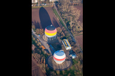 Réservoirs de stockage de gaz peints en français et en allemand à Rastatt dans le département Bade-Wurtemberg, Allemagne d'en haut