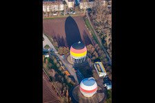 Réservoirs de stockage de gaz peints en français et en allemand à Rastatt dans le département Bade-Wurtemberg, Allemagne hors des airs