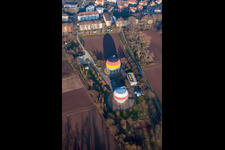 Réservoirs de stockage de gaz peints en français et en allemand à Rastatt dans le département Bade-Wurtemberg, Allemagne vue d'en haut