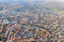 Vue aérienne de École préférée Kuppenheim GWRS et église de la ville de Saint-Sébastien à Kuppenheim dans le département Bade-Wurtemberg, Allemagne
