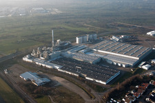 Vue aérienne de Installations techniques dans la zone industrielle de l'usine de panneaux de particules à Bischweier dans le département Bade-Wurtemberg, Allemagne
