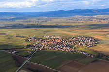 Vue aérienne de Vue de la ville en hiver depuis le sud-est à Impflingen dans le département Rhénanie-Palatinat, Allemagne