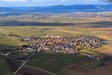 Vue aérienne de Vue de la ville en hiver depuis le sud-est à Impflingen dans le département Rhénanie-Palatinat, Allemagne