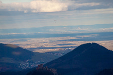 Vue aérienne de Trifels et Hohenberg à Birkweiler dans le département Rhénanie-Palatinat, Allemagne