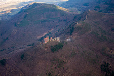 Les 3 châteaux Trifels, Anebos et Münz à le quartier Bindersbach in Annweiler am Trifels dans le département Rhénanie-Palatinat, Allemagne d'en haut