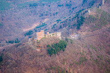 Les 3 châteaux Trifels, Anebos et Münz à le quartier Bindersbach in Annweiler am Trifels dans le département Rhénanie-Palatinat, Allemagne hors des airs