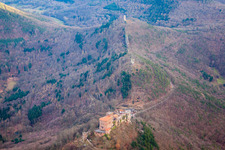Les 3 châteaux Trifels, Anebos et Münz à Leinsweiler dans le département Rhénanie-Palatinat, Allemagne d'en haut