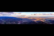 Vue aérienne de Panorama du Haardtrand avec Queichtal depuis l'ouest de Dernbach à Ranschbach à Albersweiler dans le département Rhénanie-Palatinat, Allemagne