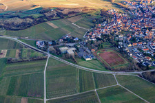 Vue aérienne de École primaire et stade Kleine Kalmit à le quartier Ilbesheim in Ilbesheim bei Landau in der Pfalz dans le département Rhénanie-Palatinat, Allemagne