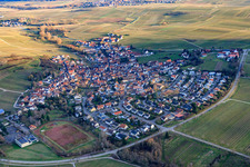 Vue aérienne de École primaire et stade Kleine Kalmit à le quartier Ilbesheim in Ilbesheim bei Landau in der Pfalz dans le département Rhénanie-Palatinat, Allemagne