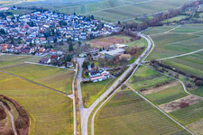 École primaire et stade Kleine Kalmit à le quartier Ilbesheim in Ilbesheim bei Landau in der Pfalz dans le département Rhénanie-Palatinat, Allemagne d'en haut