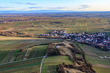 Vue oblique de Chapelle « Petit Kalmit » à le quartier Arzheim in Landau in der Pfalz dans le département Rhénanie-Palatinat, Allemagne