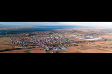 Vue aérienne de Panorama - vue en perspective des rues et des maisons des quartiers résidentiels à le quartier Offenbach in Offenbach an der Queich dans le département Rhénanie-Palatinat, Allemagne