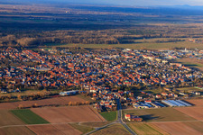 Vue aérienne de Vue de la ville depuis le sud en hiver à le quartier Offenbach in Offenbach an der Queich dans le département Rhénanie-Palatinat, Allemagne